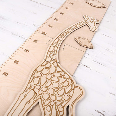 Børns målebånd på væggen - giraffe